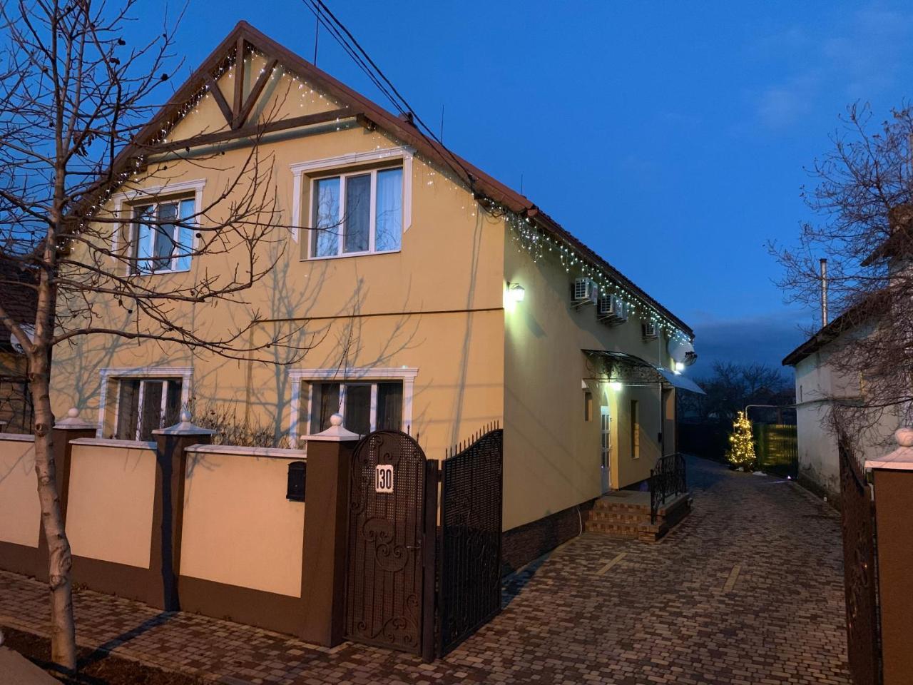 Міні Готель Вілла Вікторія Berehove  Extérieur photo
